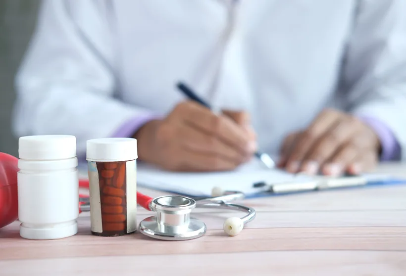 Receta y documentos médicos sobre el escritorio de consulta