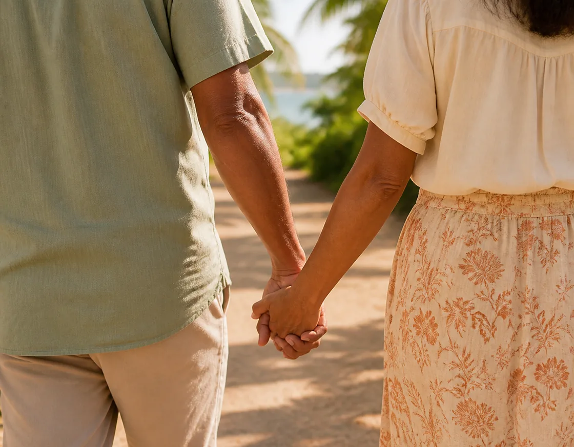 Pareja puertorriqueña caminando de la mano, fotografiada de espaldas y sin rostros visibles